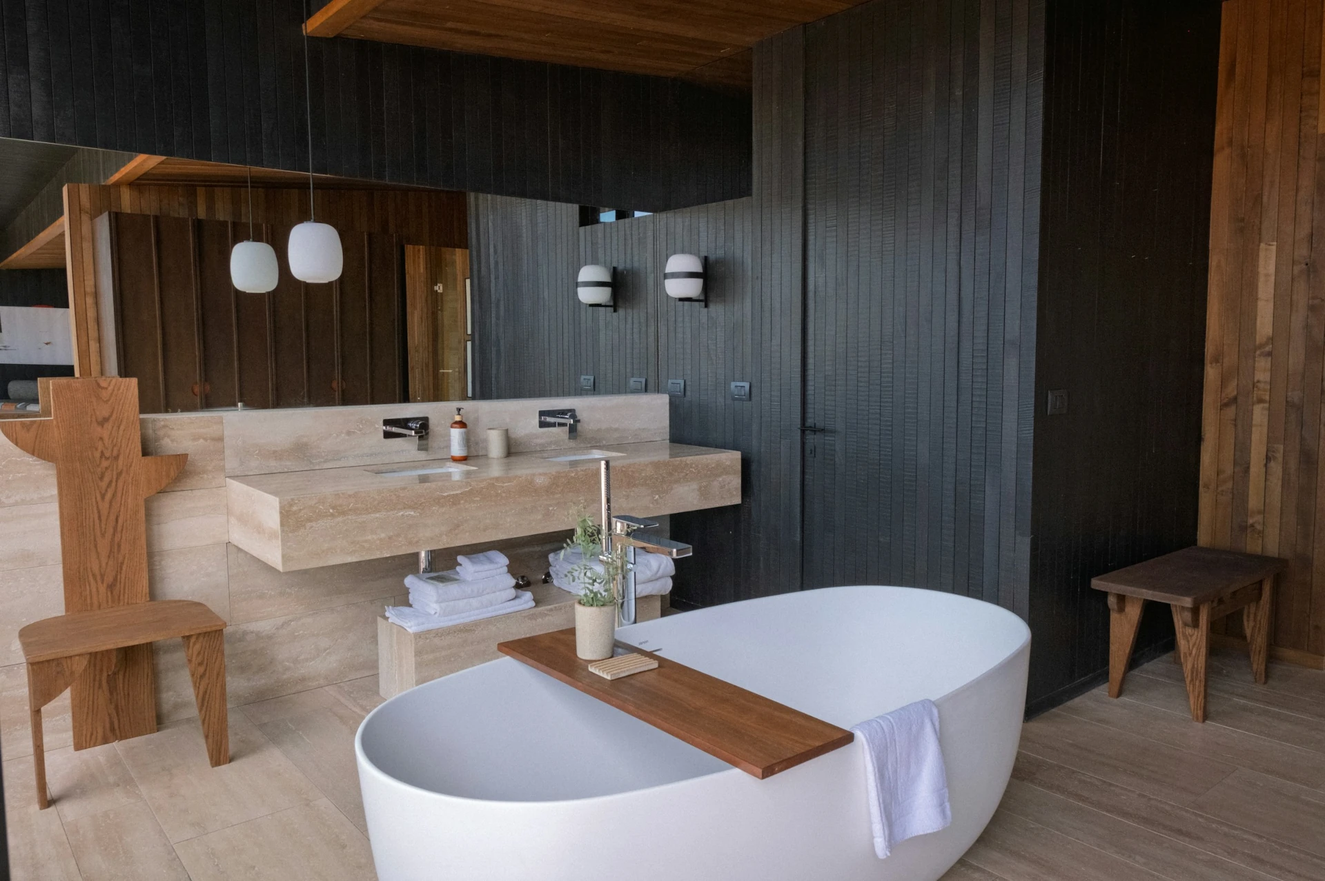 Texturas de madera y piedra en salón moderno